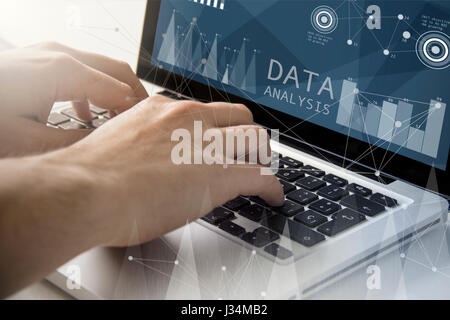 La technologie et l'entreprise concept : l'homme à l'aide d'un ordinateur portable avec l'analyse des données à l'écran. Tous les graphiques de l'écran sont constitués. Banque D'Images