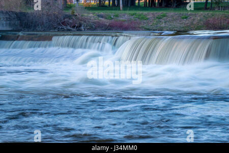 Maple Hill Dam Cascade dans les régions rurales de l'Ontario Canada Banque D'Images