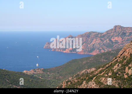 Des rochers de grès rouge et eaux vierges de la réserve naturelle de Scandola sur la côte sauvage de la Corse, France. Banque D'Images