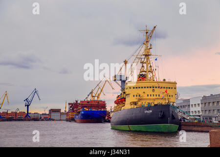 ST PETERSBURG, FÉDÉRATION DE RUSSIE - 30. 04,2017. Festival de brise-glace sur la rivière Neva. Banque D'Images