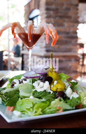 Une salade grecque et un cocktail de crevettes servis dans un restaurant faire un repas sain, léger Banque D'Images