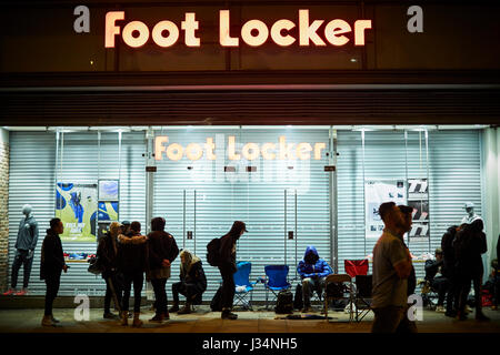 Le centre-ville de Manchester Foot Locker shop, des jeunes dormir dehors pour être les premiers à acheter de nouveaux formateurs Nike Air, Banque D'Images