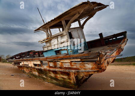 La détérioration de l'ancien bateau de pêche sur une plage de sable Banque D'Images
