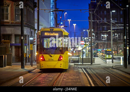 Le centre-ville de Manchester Metrolink tram tôt le matin à St Peters Square. Banque D'Images