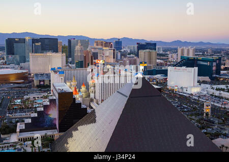 Las Vegas, APR 29 : Superbe coucher de soleil Vue aérienne de Strip, Las Vegas et les Casinos le 29 Avr 2017 à Skyfall Loung, Mandaly Bay, Nevada Banque D'Images