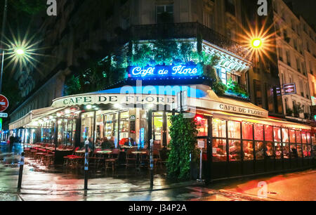 Paris, France-April 30, 2017 : Le célèbre café de Flore situé à l'angle du boulevard Saint Germain et la rue Saint Benoit. Il était une fois home à int Banque D'Images