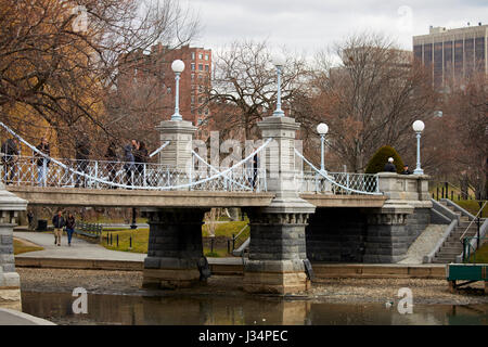 Pont dans le jardin public de Boston, Beacon Hill, Massachusetts, United States, USA, Banque D'Images