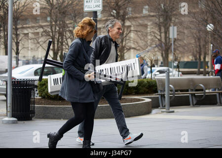 Musicien walking in Boston, Massachusetts, United States, USA, Banque D'Images