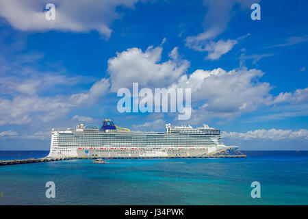 COZUMEL, MEXIQUE - Mars 23, 2017 : Le Norwegian Epic croisière magnifique, à visiter l'île de Port Cozumel Banque D'Images