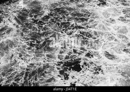 L'eau de mer mousseuse sous les falaises de la côte nord de l'espagnol Banque D'Images