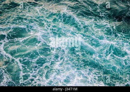 L'eau de mer mousseuse sous les falaises de la côte nord de l'espagnol Banque D'Images