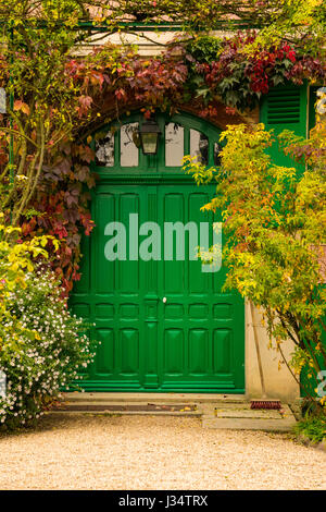 Porte verte à la maison de Monet dans son jardin à Giverny, France Banque D'Images