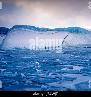 - L'ISLANDE JOKULSARLON, vers mars 2015 : Iceberg dans la lagune glaciaire du Jökulsárlón en Islande sur le bord de Le parc national du Vatnajökull Banque D'Images