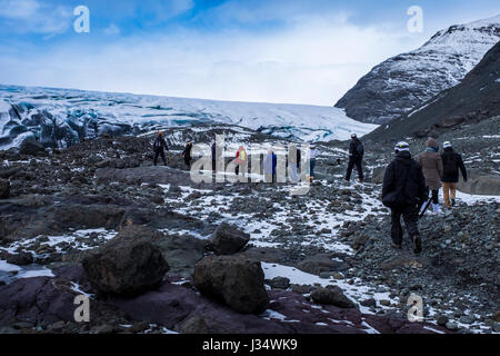 - L'ISLANDE JOKULSARLON, vers mars 2015 : Groupe de touristes randonnées près de la Lagune glaciaire dans le parc national du Vatnajökull pour visiter les grottes de glace. Banque D'Images