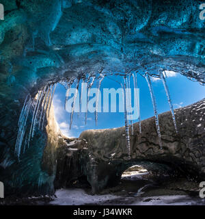 - L'ISLANDE JOKULSARLON, vers mars 2015 : caverne de glace près de la Lagune glaciaire dans le parc national du Vatnajökull Banque D'Images
