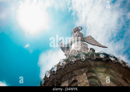 QUITO, ÉQUATEUR, 23 mars 2017- : Monument à la Vierge Marie est située en haut d'El Panecillo et est visible de la plupart de la ville de Quito, Equateur, vue de dessous Banque D'Images