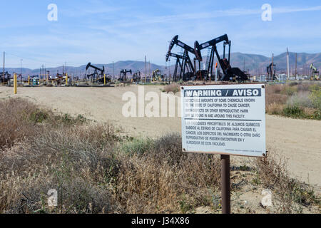 Hochant ânes ou un balancier à Taft en Californie sont hors-sol durs pour une pompe immergée dans un forage utilisé pour relever du pétrole brut à partir de puits de pétrole Banque D'Images