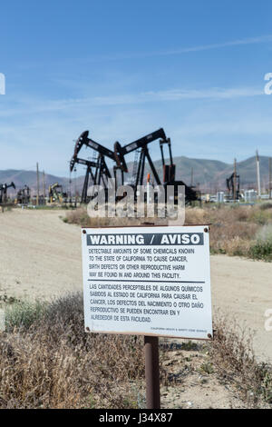 Hochant ânes ou un balancier à Taft en Californie sont hors-sol durs pour une pompe immergée dans un forage utilisé pour relever du pétrole brut à partir de puits de pétrole Banque D'Images