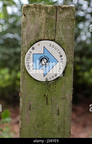 South Bucks Bridleway sentier public signe sur un poste près de Wendover, Buckinghamshire, Royaume-Uni. Banque D'Images