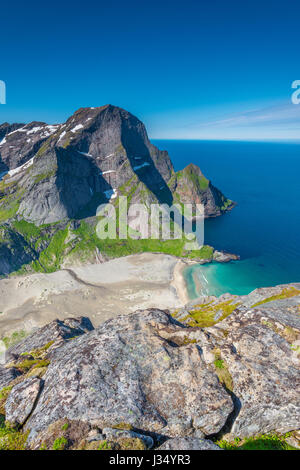 Vue impressionnante de Bunes plage à marée basse, sur une journée parfaite avec ciel bleu et une mer bleue de l'eau. Les îles Lofoten, Norvège Banque D'Images