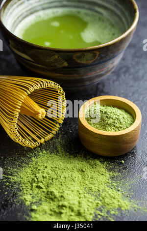 Green thé matcha en poudre avec un fouet en bambou , cuillère et bol. Préparation du thé accessoires. Banque D'Images