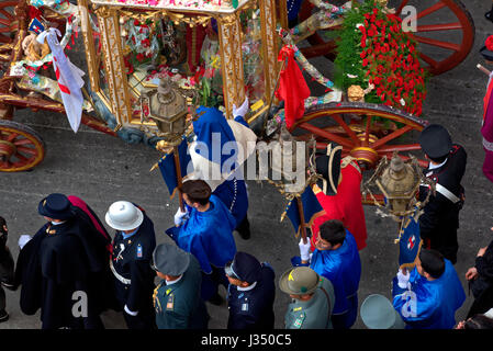 Cagliari, Italie - 1 mai 2017 : Procession religieuse de Sat'Efisio - Sardaigne - Défilé de costumes traditionnels sardes. Pèlerins de ci-dessus. Banque D'Images