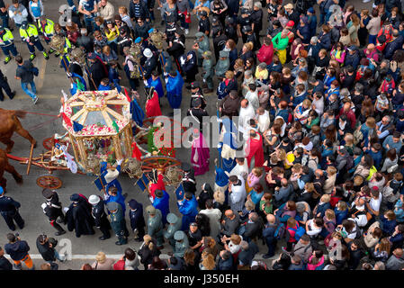 Cagliari, Italie - 1 mai 2017 : Procession religieuse de Sat'Efisio - Sardaigne - Défilé de costumes traditionnels sardes. Pèlerins de ci-dessus. Banque D'Images