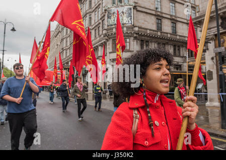 Les membres du parti communiste de Grande-Bretagne faire preuve de solidarité - le 24 mai à partir de mars de Clerkenwell Green se terminant par un rassemblement à Trafalgar Square - contre les coupures et anti "Commerce lois de l'Union européenne. Il a été appuyé par plusieurs syndicats dont UNITE, PCS, ASLEF, RMT, CNTS, l'écrou, FBU, GMB et UNISON ainsi que l'Assemblée des peuples, organisations des retraités et des organisations représentant les travailleurs migrants et les collectivités. Banque D'Images