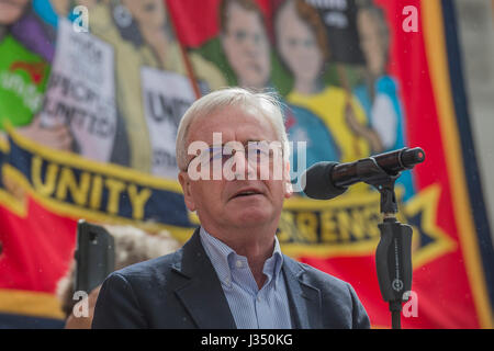 John Mcdonnell parle - Le 24 mai à partir de mars de Clerkenwell Green se terminant par un rassemblement à Trafalgar Square - contre les coupures et les lois de l'Union européenne "le commerce. Il a été appuyé par plusieurs syndicats dont UNITE, PCS, ASLEF, RMT, CNTS, l'écrou, FBU, GMB et UNISON ainsi que l'Assemblée des peuples, organisations des retraités et des organisations représentant les travailleurs migrants et les collectivités. Banque D'Images