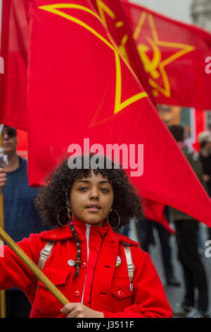 Les membres du parti communiste de Grande-Bretagne faire preuve de solidarité - il peut jour de mars de Clerkenwell Green se terminant par un rassemblement à Trafalgar Square - contre les coupures et anti "Commerce lois de l'Union européenne. Il a été appuyé par plusieurs syndicats dont UNITE, PCS, ASLEF, RMT, CNTS, l'écrou, FBU, GMB et UNISON ainsi que l'Assemblée des peuples, organisations des retraités et des organisations représentant les travailleurs migrants et les collectivités. Banque D'Images