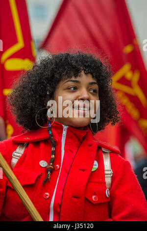 Les membres du parti communiste de Grande-Bretagne faire preuve de solidarité - il peut jour de mars de Clerkenwell Green se terminant par un rassemblement à Trafalgar Square - contre les coupures et anti "Commerce lois de l'Union européenne. Il a été appuyé par plusieurs syndicats dont UNITE, PCS, ASLEF, RMT, CNTS, l'écrou, FBU, GMB et UNISON ainsi que l'Assemblée des peuples, organisations des retraités et des organisations représentant les travailleurs migrants et les collectivités. Banque D'Images