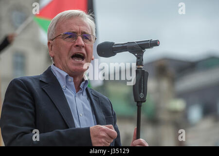 John Mcdonnell parle - Le 24 mai à partir de mars de Clerkenwell Green se terminant par un rassemblement à Trafalgar Square - contre les coupures et les lois de l'Union européenne "le commerce. Il a été appuyé par plusieurs syndicats dont UNITE, PCS, ASLEF, RMT, CNTS, l'écrou, FBU, GMB et UNISON ainsi que l'Assemblée des peuples, organisations des retraités et des organisations représentant les travailleurs migrants et les collectivités. Banque D'Images