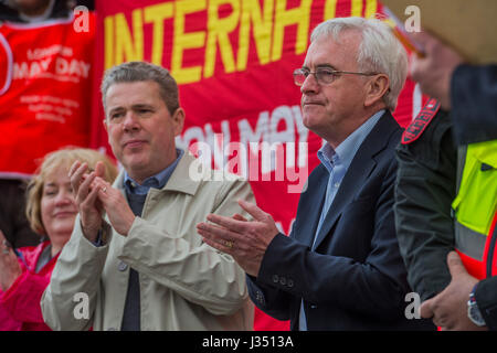 John Mcdonnell parle - Le 24 mai à partir de mars de Clerkenwell Green se terminant par un rassemblement à Trafalgar Square - contre les coupures et les lois de l'Union européenne "le commerce. Il a été appuyé par plusieurs syndicats dont UNITE, PCS, ASLEF, RMT, CNTS, l'écrou, FBU, GMB et UNISON ainsi que l'Assemblée des peuples, organisations des retraités et des organisations représentant les travailleurs migrants et les collectivités. Banque D'Images