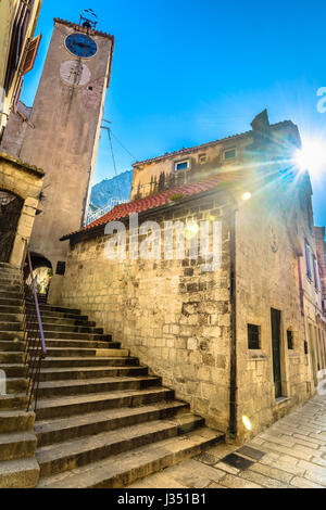 Vue idyllique verticale à l'ancienne église de la ville de Dubrovnik, Dalmatie, Croatie région. Banque D'Images