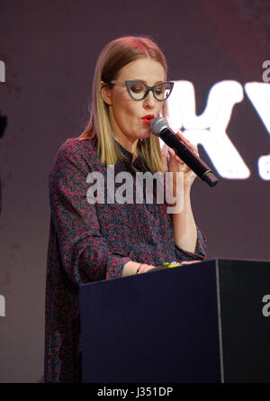 Ksenia Sobchak fonctionne à la conférence d'affaires Banque D'Images