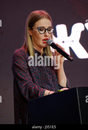 Ksenia Sobchak fonctionne à la conférence d'affaires Banque D'Images