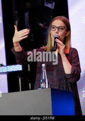 Ksenia Sobchak fonctionne à la conférence d'affaires Banque D'Images