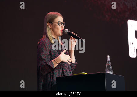 Ksenia Sobchak fonctionne à la conférence d'affaires Banque D'Images