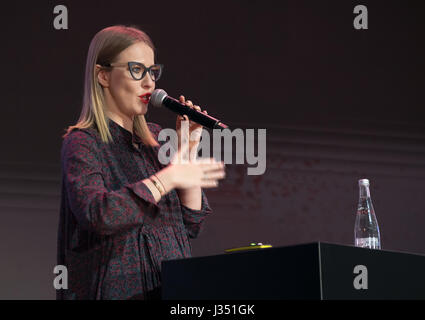 Ksenia Sobchak fonctionne à la conférence d'affaires Banque D'Images