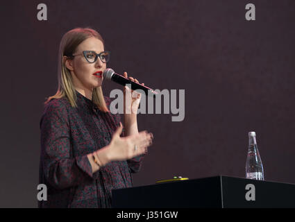 Ksenia Sobchak fonctionne à la conférence d'affaires Banque D'Images