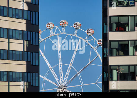 Barcelone/Espagne - 1 mai 2017 : Carousel entre deux gratte-ciel à Barcelone, le Forum près de Feria de Abril Banque D'Images