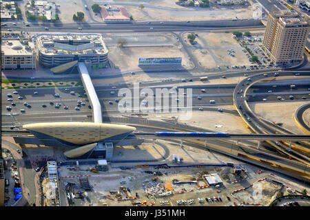 Dubaï, Émirats arabes unis - JUIN 12 : Vue de dessus de l'infrastructure de transport du centre-ville de Dubaï le 12 juin 2012. Banque D'Images