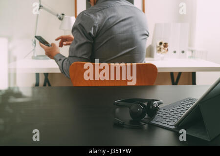 Businessman using digital tablet casque VOIP avec ordinateur et téléphone intelligent, en tant que concept et communication centre d'appels ou service d'assistance en Banque D'Images