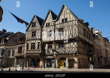 Maison à colombages traditionnelle dans la Rue de la liberté à Dijon, Bourgogne, France. Banque D'Images