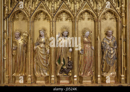 Saint Denis (Dionysius), Saint Apollonia, l'Archange Michel, saint femme martyr et saint moine dessiné à partir de la droite vers la gauche dans l'aile gauche du retable des Saints et des Martyrs de la Chartreuse de Champmol par sculpteur Renaissance flamande Jacques de Baerze (1390-1399) sur l'affichage dans le Musée des Beaux-Arts de Dijon (Musée des beaux-arts) à Dijon, Bourgogne, France. Banque D'Images