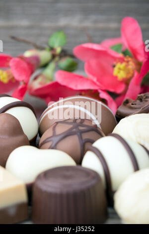 De délicieux bonbons de chocolat sur fond de bois Banque D'Images