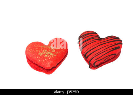 Macarons en forme de cœur de la Saint-Valentin, décorés de chocolat et d'or, sur fond blanc Banque D'Images