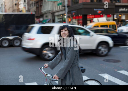 Portrait d'une jeune femme dans une rue urbaine Banque D'Images