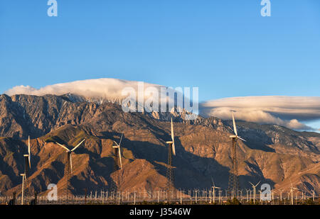 Tôt le matin, nuages sur les montagnes de San jacinto avec moulins à vent à l'avant-plan. Banque D'Images