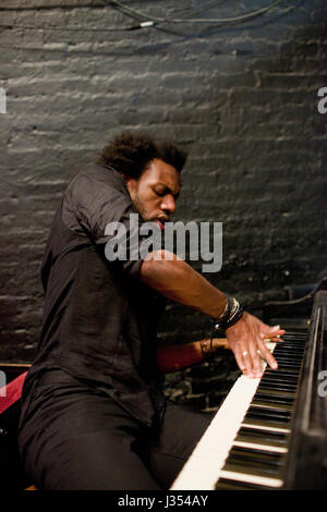 Portrait of a young man playing piano Banque D'Images